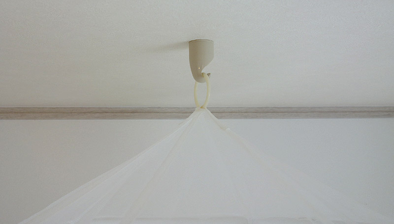 無印良品のタモ材ベッド IKEAのBRYNEを引っ掛ける天井用フック