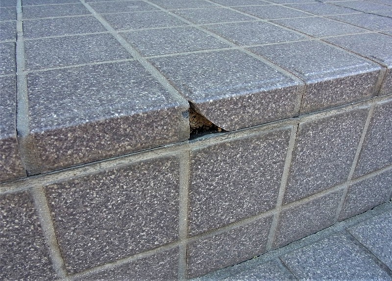 玄関ステップのタイル修理