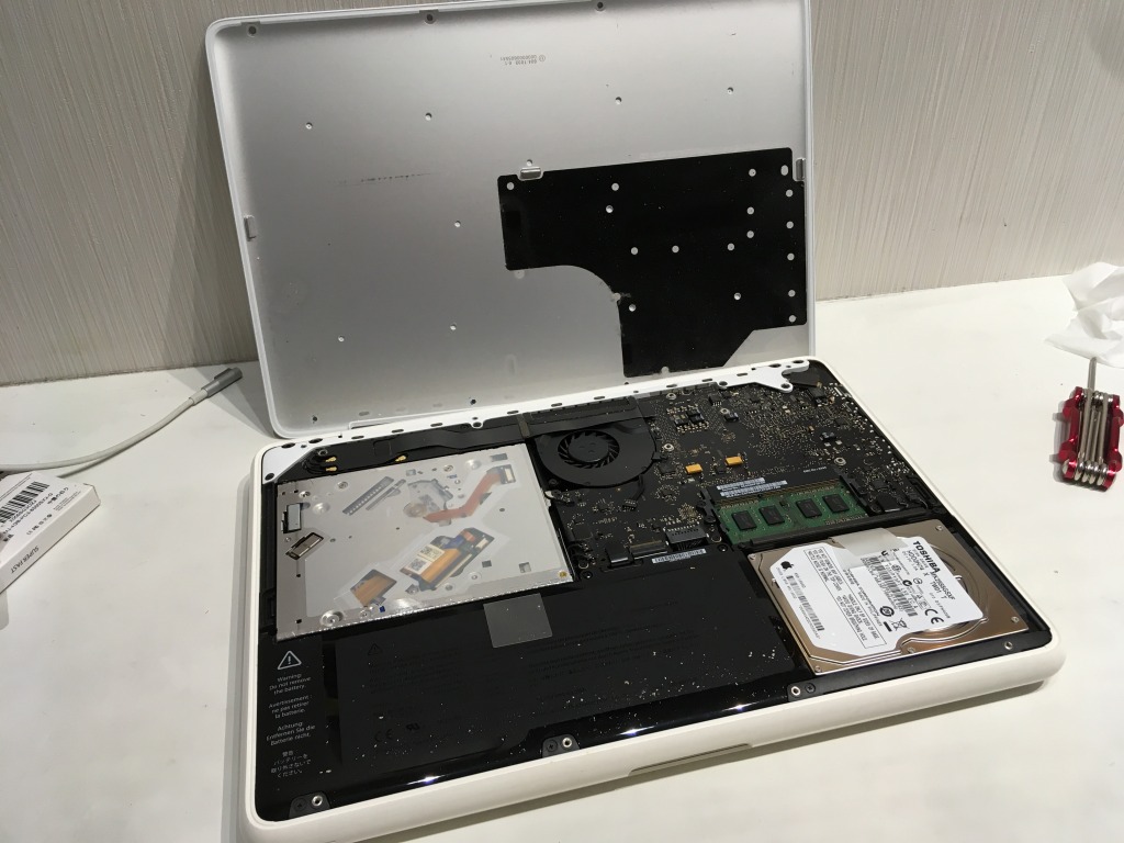 MacBook Mid2010(白ポリ)のSSD換装とメモリ増設