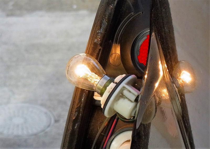 パジェロミニ ブレーキランプ/テールランプ 新しいバルブの点灯試験
