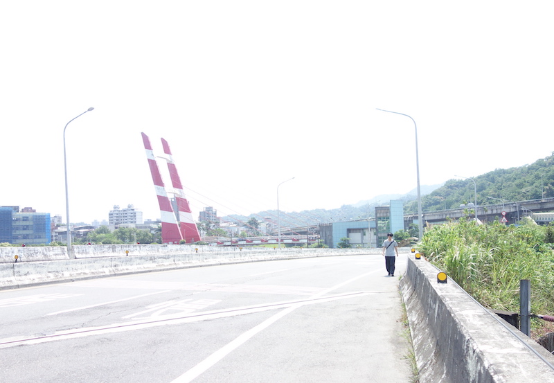 Brompton台湾輪行 2日目 国道５号線を新北市から基隆市へ 高架を歩く人