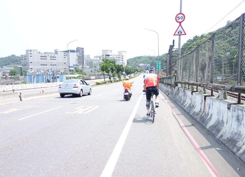 Brompton台湾輪行 2日目 国道５号線を新北市から基隆市へ 前を走るロードバイク
