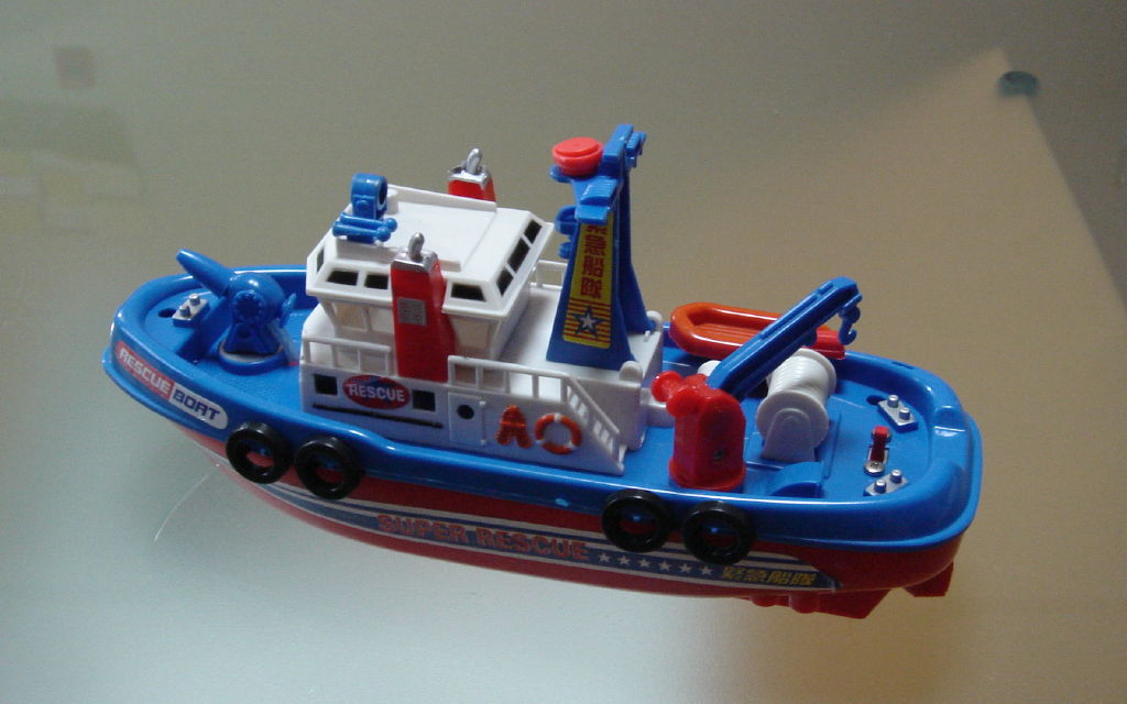 船のおもちゃ「緊急船隊」の修理